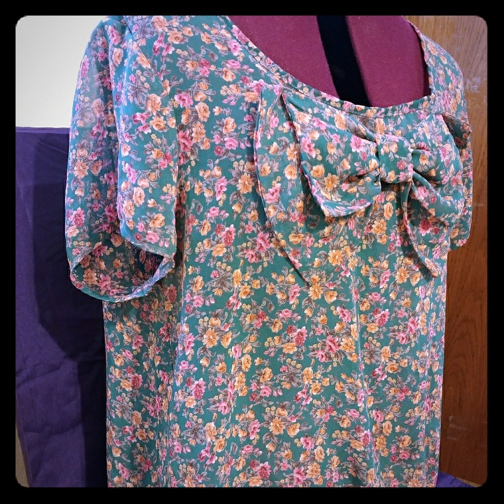 🌸Flower blouse with bow in front 🎀